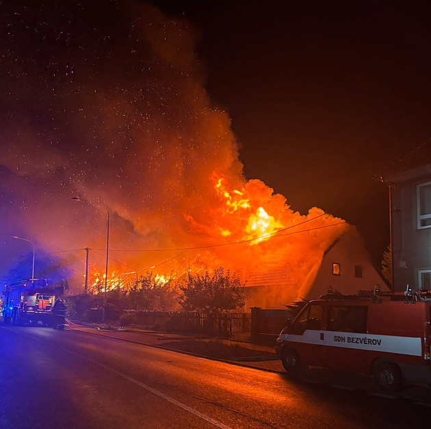 Plameny šlehají ze střechy, volal oznamovatel. Na Plzeňsku shořely čtyři domy