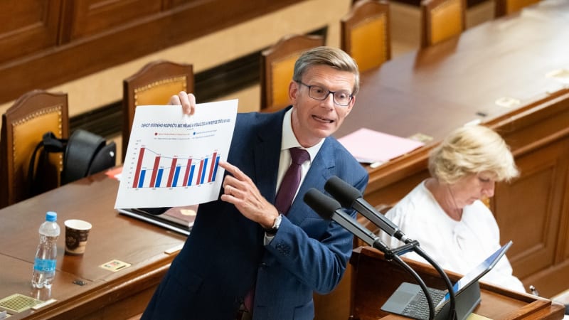 Ostuda a ekonomický marasmus, zuří opozice. Cupuje návrh státního rozpočtu