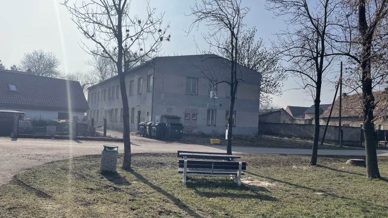 Otec tam umlátil dvouleté dítě, místní mají strach. Ubytovna hrůzy na Lounsku mění majitele