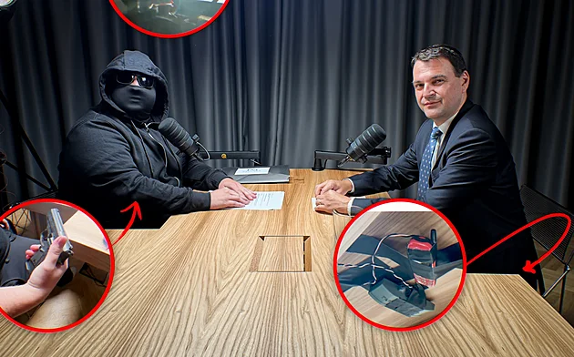 Macinka bez ochranky u muže v kukle. Nachytal se partou trollů, nechápe opozice
