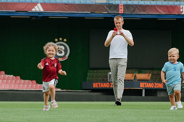 První krůčky na Letné. Sparta přivítala nejmladší fanoušky, ti se proběhli po hřišti