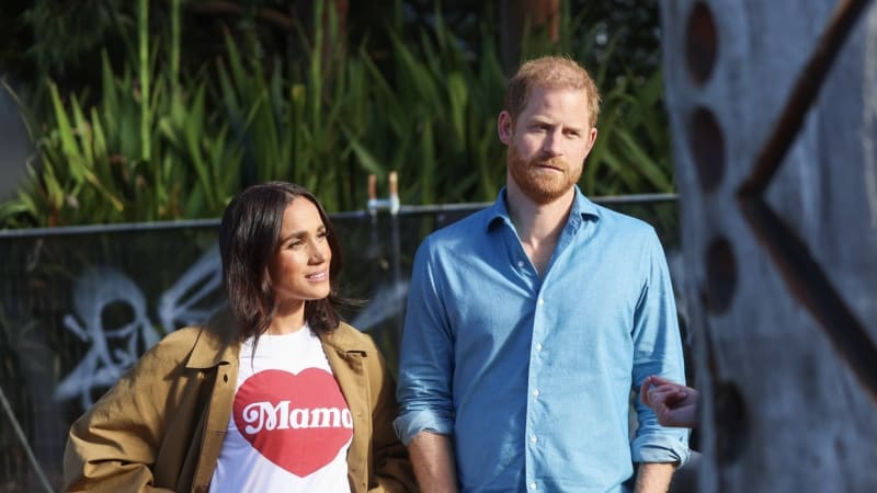 Škola v utajení a varovný dopis pro rodiče z okolí. Harry a Meghan se usazují v Británii
