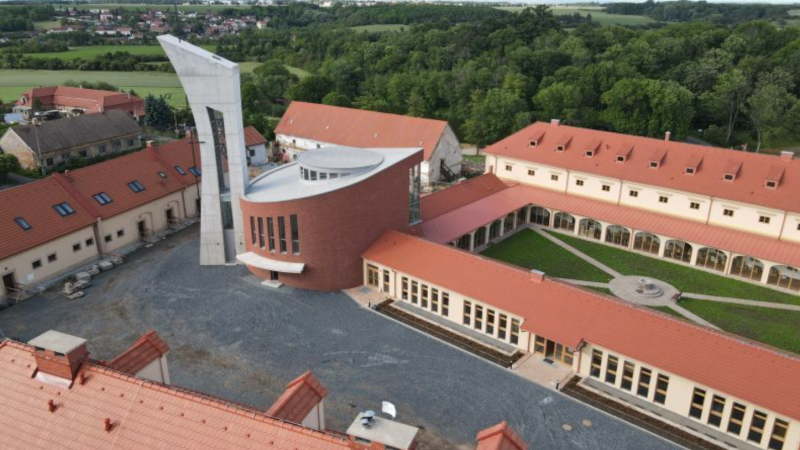 S pomocí Boží i díky dobrovolníkům: Jeptišky za pomoci krumpáčů si postavily nový klášter