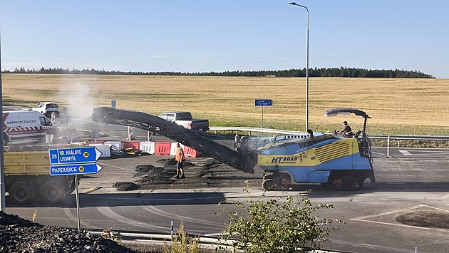 Kruháč se sotva zajel a už ho znovu opravují. Řidiči stojí v dlouhých kolonách