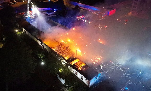 Mohutný požár pohltil obchodní dům Lidl v Kladně, škoda je 170 milionů