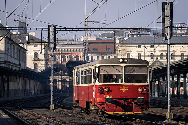 Kolaps vlaků ve středních Čechách zavinilo více faktorů. Podle kraje se může opakovat