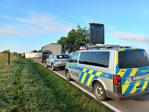 Čelní střet náklaďáku a auta na Brněnsku. Spolujezdkyně zemřela, řidička je zraněná