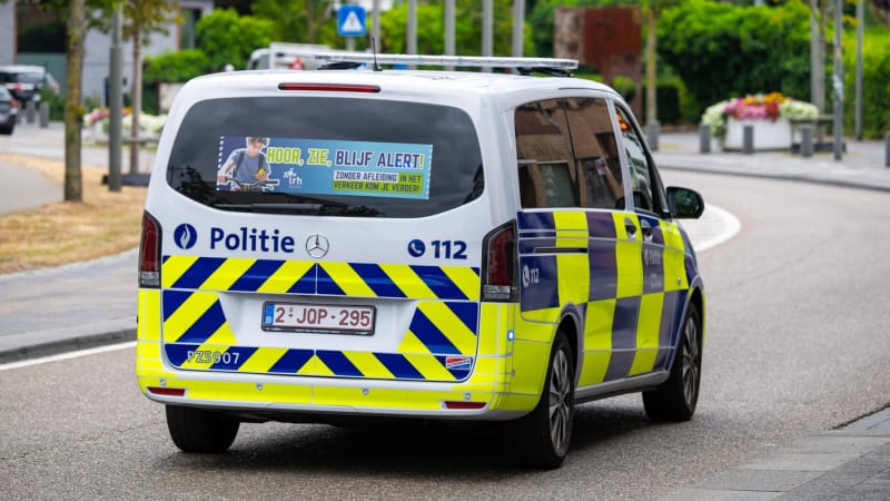 Dohady vystřídala tvrdá facka: Policista v Belgii napadl zadrženou. Incident natočil svědek