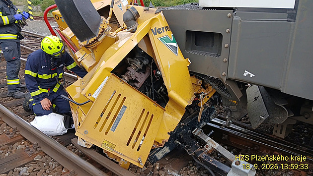 Štěpkovač se odpojil od auta a zůstal na kolejích, narazil do něj rychlík