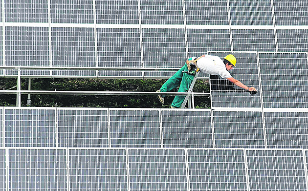Německý boom zelené energie narazil na realitu. Firmy bojují o přežití