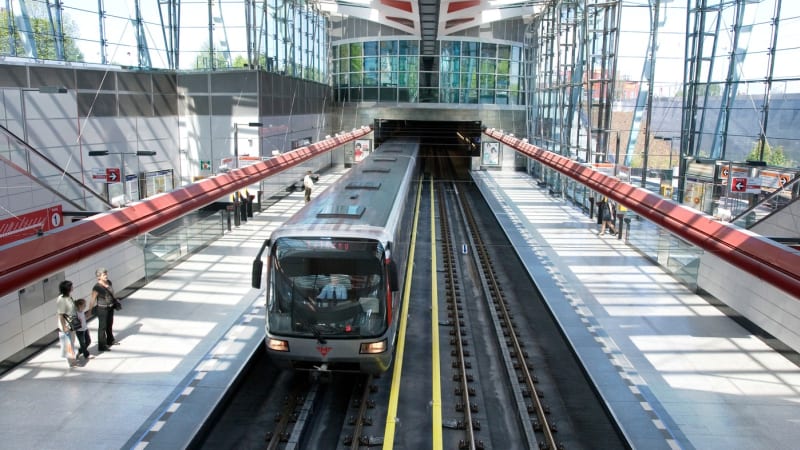 Drama v pražském metru: Cestujícímu se zastavilo srdce, záchranáři radili po telefonu