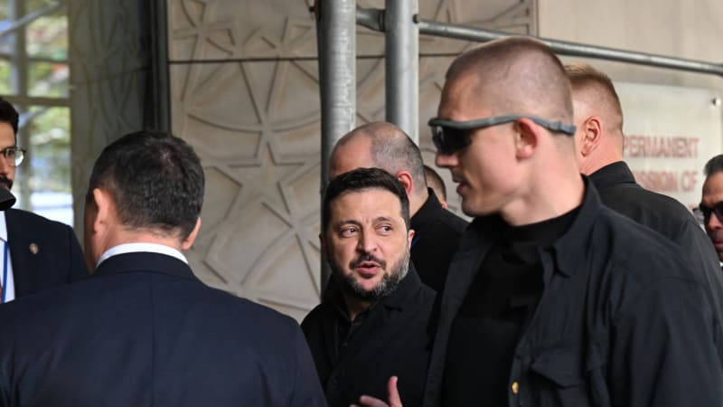 Přiletím do Moskvy na raketě, odpověděl Zelenskyj ruským novinářům. Kreml zareagoval