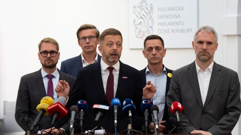 Co když vládu svrhnou? Lidovci mluví o úřednickém kabinetu a předčasných volbách, ostatní mlží