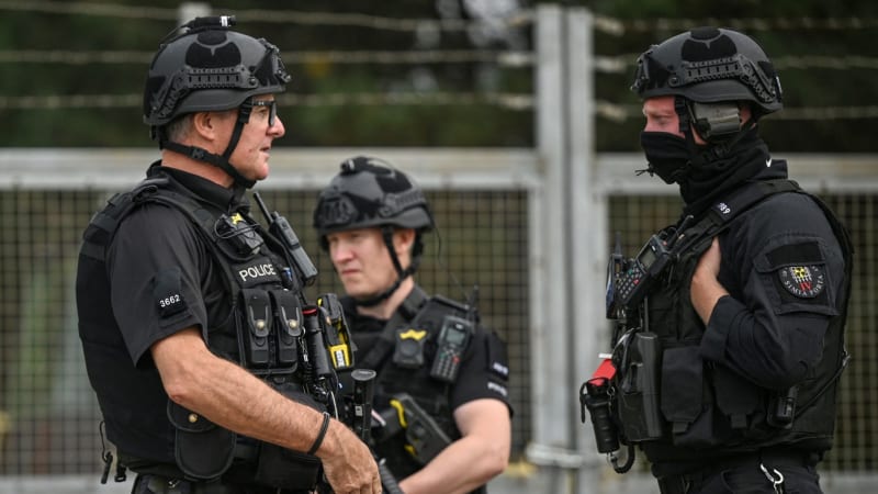 Chystal se teror, lidé utíkali v pyžamu. Zásah u britsko-americké základny obestírají otazníky