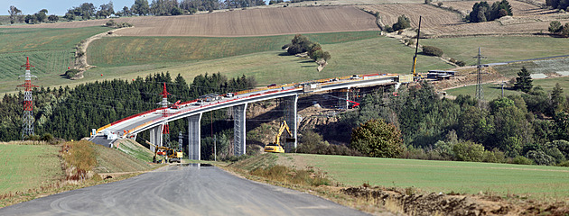 Přes 300 metrů dlouhý most u Brtnice už stojí. Nová dominanta změnila tvář krajiny