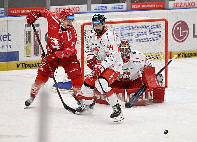 Třinec deklasoval Olomouc a stanovil nový rekord, Pardubice porazily Spartu