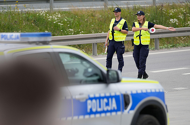 Za varování před policejní hlídkou problikáváním šoféři zaplatili. Natočily je drony