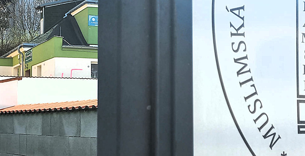Hákové kříže a slepice bez hlavy. Útok na muslimy v Teplicích zůstane bez trestu