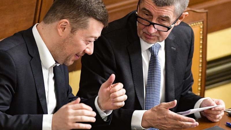 Redaktorka mě terorizuje, řekněte, že se máme rádi, volal Babiš Okamurovi během rozhovoru