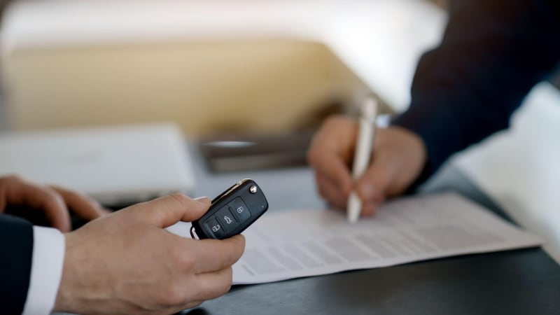 Mladí Češi kupují více aut. Za první vůz dají stovky tisíc. Které značky jsou nejoblíbenější?