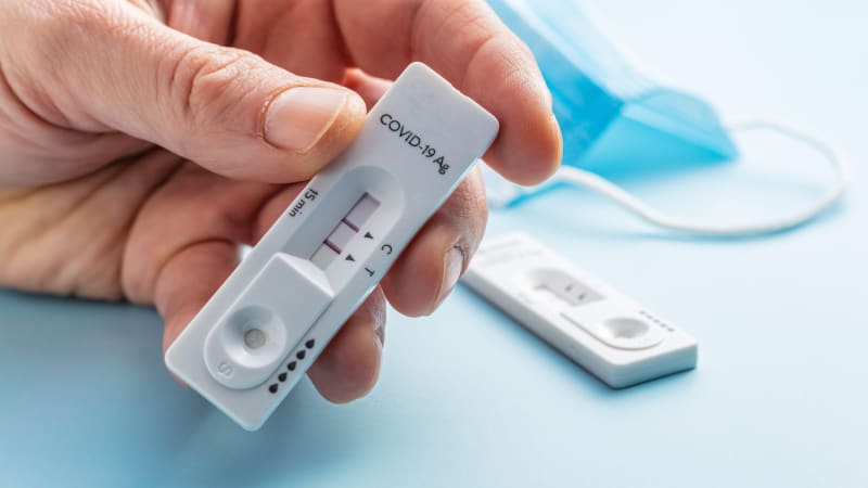 Stratus neboli „americký“ covid se šíří Evropou. Poznáte ho podle jednoho typického příznaku
