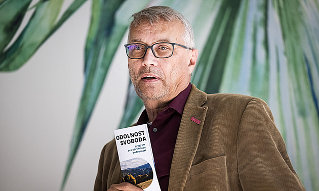 Chci vrátit do hry vysokorychlostní trať přes Hradec, říká Dvořák usilující o Senát