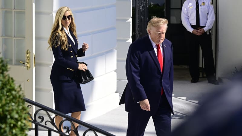 Trump po necelém týdnu vyhazuje novou mluvčí. Vaz jí zlomila hned první tisková konference