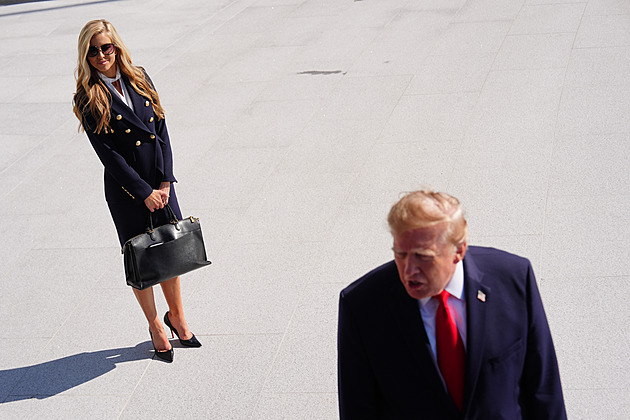 Trumpova mluvčí bleskově končí. Bude jí líp, řekl prezident