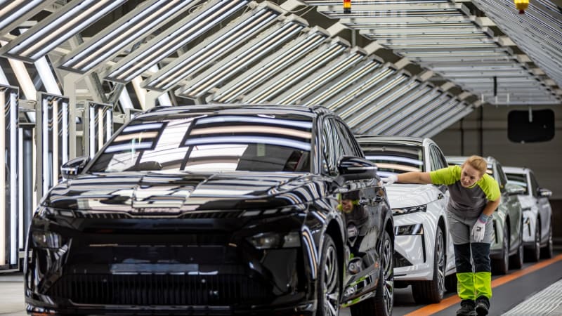 Volkswagen plánuje zaměstnancům zmrazit mzdy. Týkat se to má i pracovníků Škody Auto