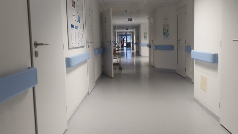 Kamerou šmíroval kolegy v nemocnici na záchodě. Muže v Humenném prozradila osudová chyba