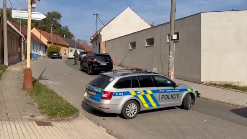 Drama u Hodonína: Muž ohrožoval okolí, pak se zabarikádoval v domě. Policisté ho zpacifikovali