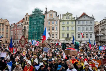 Organizátoři protestu v Praze vyzvali Babiše k debatě o financování ČT a ČRo