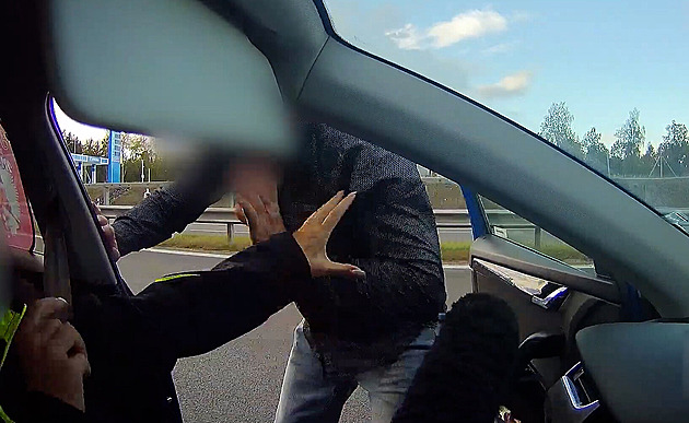 Agresor na D6 zřejmě neútočil poprvé. I při starším incidentu byly v autě děti