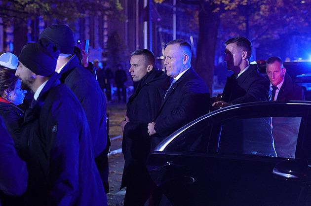 Polský prezident se vrátil kvůli sporu o ústavní soud. V budově došlo k potyčkám